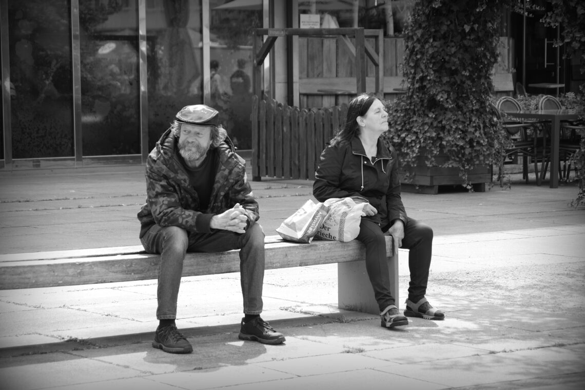 Two people sitting in the sun after the CSD parade in Bremerhaven.