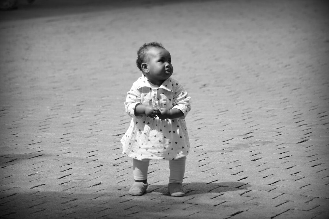 A small child alone, in Osnabrück, Germany. Copyright: Urban Camera 2024.